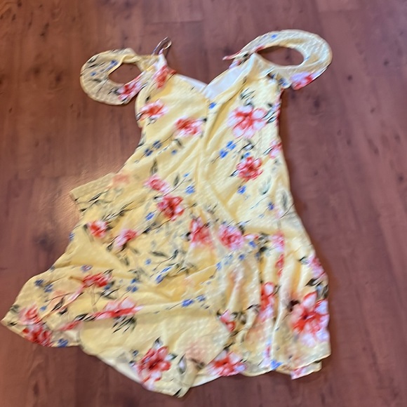 Le Chateau yellow ruffled sundress. - Picture 5 of 6